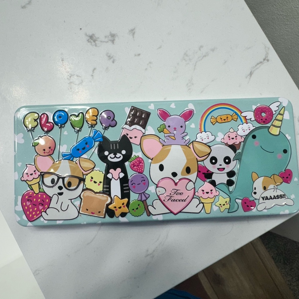 Too Faced Clover A Girl’s Bed Friend Palette